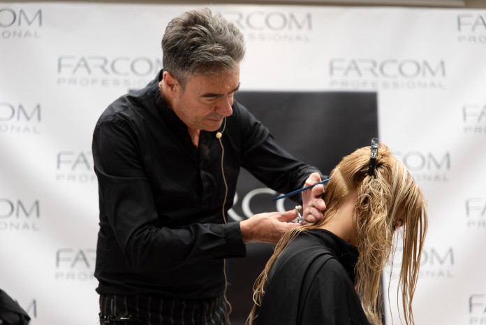 Read more about the article Ηλίας Ζάρμπαλης: Ο top hair artist θριάμβευσε στο Masterclass & Workshop του στην ακαδημία της Farcom (εικόνες)