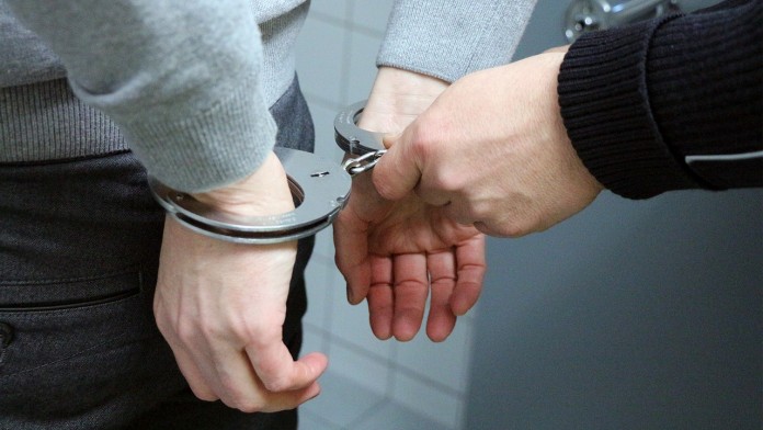 Read more about the article Συλλήψεις ατόμων για ναρκωτικά, απάτη και καλλιέργεια κάνναβης