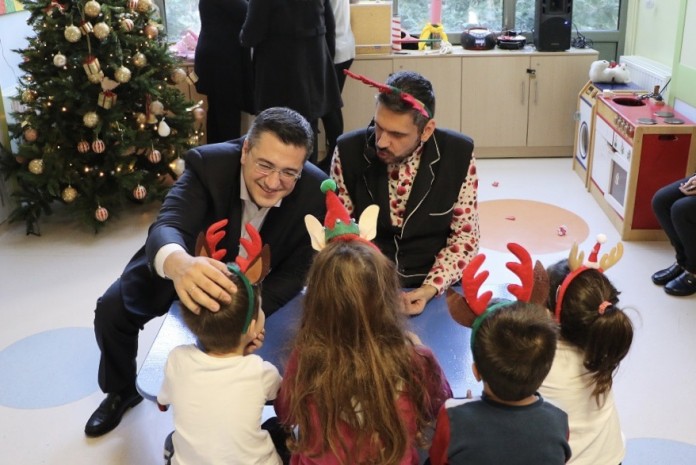 Read more about the article Χριστουγεννιάτικη γιορτή της Περιφέρειας στην Παιδιατρική και Παιδοογκολογική Κλινική του ΑΧΕΠΑ