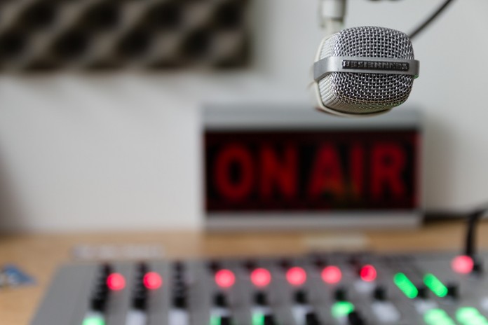 Read more about the article Ο νεότερος διευθυντής ραδιοφώνου στην Ελλάδα: Ανέλαβε 2 ραδιόφωνα πριν κλείσει τα 23