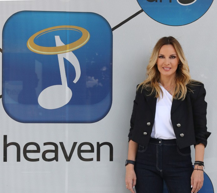 Read more about the article Η Πέγκυ Ζήνα υπέγραψε στη Heaven Music!