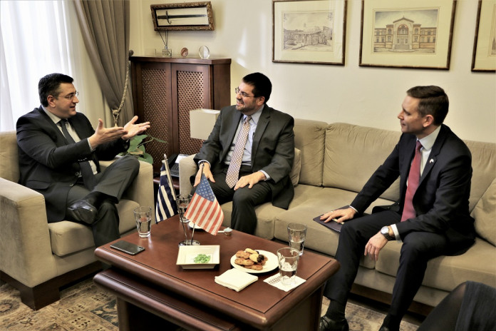 You are currently viewing Συνάντηση του Περιφερειάρχη Κεντρικής Μακεδονίας Απόστολου Τζιτζικώστα με τον Επιτετραμμένο στην Πρεσβεία των ΗΠΑ David Burger και τον Γενικό Πρόξενο των ΗΠΑ στη Θεσσαλονίκη Gregory Pfleger