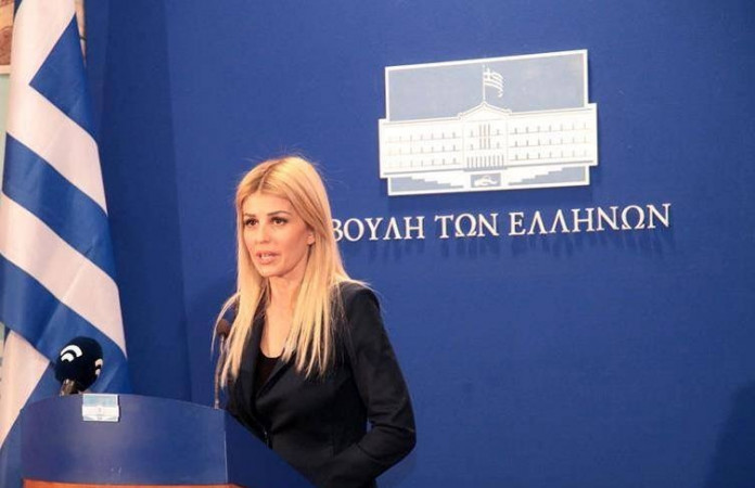 You are currently viewing Έλενα Ράπτη: «Οι Έλληνες για πρώτη φορά νοιώθουν πως ζουν σε χώρα που φυλάσσει τα σύνορά της»