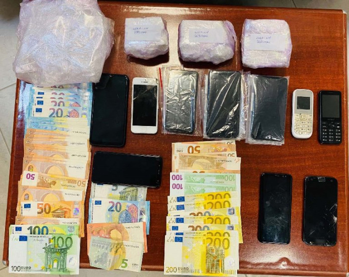 Read more about the article Συνελήφθησαν πέντε μέλη κυκλώματος διακίνησης κοκαΐνης στο νησί της Μυκόνου