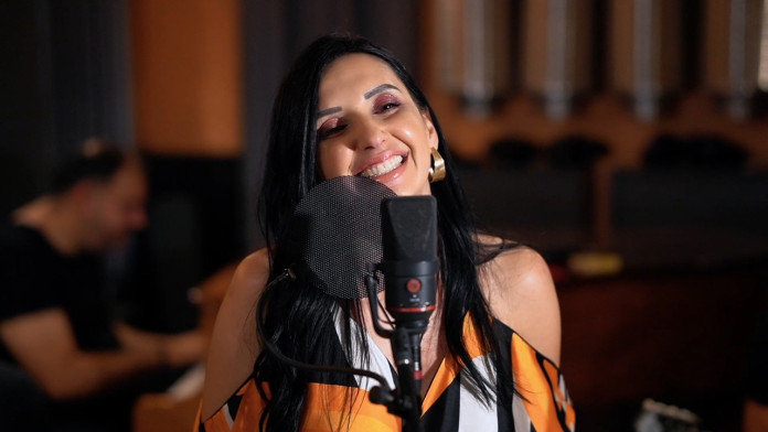 Read more about the article Εvgenia: Εντυπωσιάζει με το νέο medley-live in studio, που περιλαμβάνει «Τα αγαπημένα» της (βίντεο)